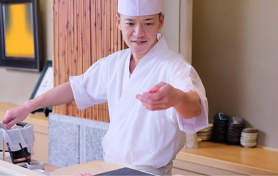 寿司を握る板前